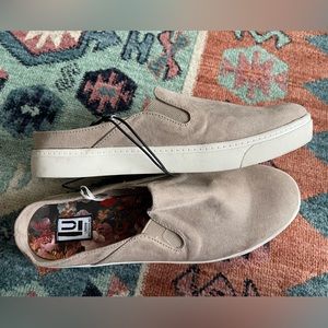 London Underground| Beige/Tan Neutral Slip-On Sneakers in Size9, worn twice